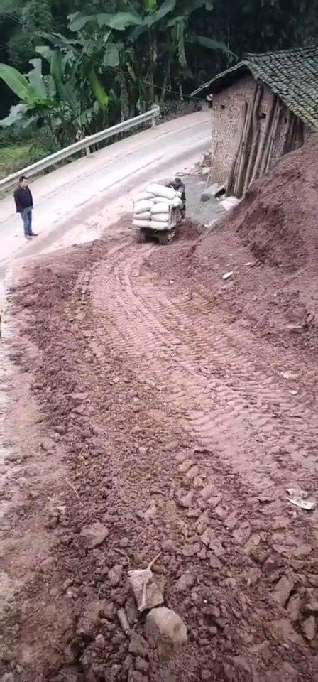 手扶爬山虎履帶車：狹窄空間運輸?shù)男吕?>
						</div>
						<h1>手扶爬山虎履帶車：狹窄空間運輸?shù)男吕?/h1>
						<p>手扶爬山虎履帶車：狹窄空間運輸?shù)男吕?nbsp; 手扶爬山虎”的履帶式運輸車憑借其卓越的性能和靈活的適應性，在狹窄空間運輸領(lǐng)域引起了廣泛關(guān)注。這款由立派機械制造推出的創(chuàng)新產(chǎn)品，不僅解決了傳統(tǒng)運輸車輛在狹窄空間作業(yè)時的諸多難題，更為農(nóng)業(yè)、果園、山地等復雜地形的運輸作業(yè)提供了全新的解決方案。手扶爬山虎履帶車以其獨特的履帶設(shè)計和強大的爬坡能力著稱。其橡膠履帶夠勝任更深的坑洼和坡度，確保了車輛在運輸過程中的平穩(wěn)性和對地面的最小損害。據(jù)介紹，該車的承載接地比壓小，能夠輕松應對更深的泥坑、水池以及復雜的石塊路面，展現(xiàn)出其卓越的越野能力。   在狹窄空間作業(yè)方面，手扶爬山虎履帶車更是展現(xiàn)出了其獨特的優(yōu)勢。其小巧的結(jié)構(gòu)和強大的載重能力，使得車輛能夠輕松穿越狹窄的山石、林地和建筑物，減少了修建道路的費用和時間成本。同時，車輛配備的電啟動系統(tǒng)和集中手柄設(shè)計，使得操作更加便捷、流暢，提高了工作效率和駕駛的舒適性。除了以上特點外，手扶爬山虎履帶車還具備強大的牽引力和爬坡抓地性能。其柴油發(fā)動機為整車提供了強勁的動力支持，通過機械傳動方式驅(qū)動，并配備多種擋位選擇，確保了車輛在各種工況下都能保持出色的機動性和穩(wěn)定性。這一特點使得手扶爬山虎履帶車在山地果園的物資運輸、水利工程的材料輸送以及礦山開采的礦石轉(zhuǎn)運等領(lǐng)域具有廣泛的應用前景。 2024-08-06  隨著農(nóng)業(yè)現(xiàn)代化和基礎(chǔ)設(shè)施建設(shè)的不斷推進，對運輸車輛的要求也越來越高。手扶爬山虎履帶車的出現(xiàn)，無疑為這些領(lǐng)域帶來了全新的選擇。它不僅解決了傳統(tǒng)運輸車輛在狹窄空間作業(yè)時的難題，還提高了運輸效率和安全性，為農(nóng)業(yè)生產(chǎn)和基礎(chǔ)設(shè)施建設(shè)提供了有力支持。  未來，隨著技術(shù)的不斷進步和市場的不斷拓展，手扶爬山虎履帶車有望在更多領(lǐng)域發(fā)揮重要作用。我們期待這款創(chuàng)新產(chǎn)品能夠繼續(xù)引領(lǐng)行業(yè)潮流，為推動我國農(nóng)業(yè)現(xiàn)代化和基礎(chǔ)設(shè)施建設(shè)貢獻更多力量。</p>
					</div>
				</a>
			</div>
			
		  
			
			<div   id=